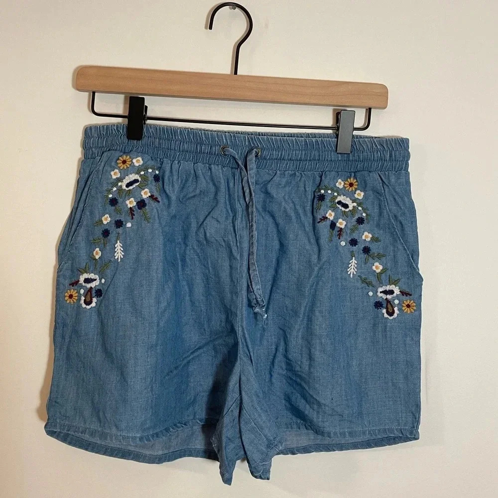 Francescas Blue Rain Shorts Floral Embroidered Pull On Elastic Waist Medium EUC